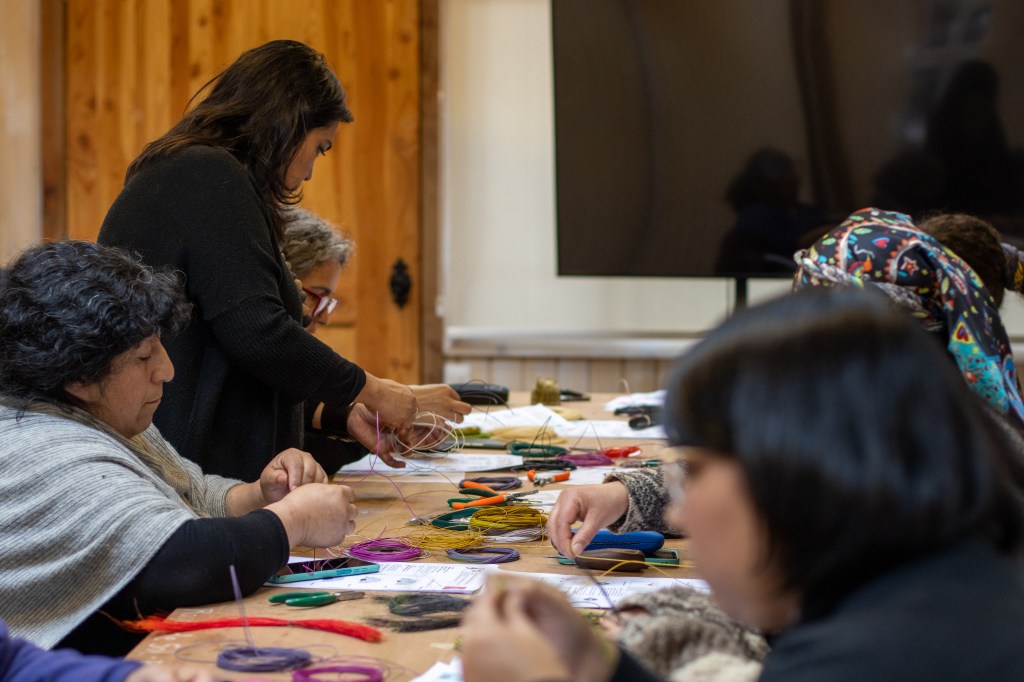 Artesanas de Loncoche, Pucón y Villarrica avanzan en formación sobre gestión cultural y técnicas textiles en Vamos Brotando 2026